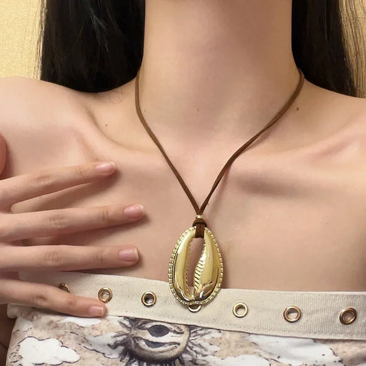 Personalized and creative gold-plated shell pendant necklace earrings, niche design, simple leather rope necklace, collarbone chain